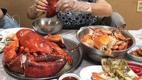 Santapan mewah nenek Kim ini bikin banyak netizen ngiler. Ia asyik menikmati lobster super besar dan sebaskom kepiting. Foto: instagram @01see_tv