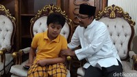 Gus Ipul sempat bercengkrama dengan putra bungsunya, Reno. Dia mengaku anaknya tak masalah jika pindah rumah. Karena, jarak rumahnya yang di Gayungsari lebih dekat dengan sekolah anaknya.