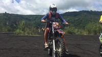 Kalau ini gaya Syamsir Alam naik motor trail di Black Lava, Gunung Batur (My Trip My Adventure)