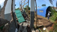 Siswa Madrasah Tsanawiyah (MTs) Fathur Rahman belajar di tenda darurat di Desa Sukorambi, Sukorambi, Jember, Jawa Timur, setelah gedung sekolah mereka ambruk karena angin kencang dan hujan deras.