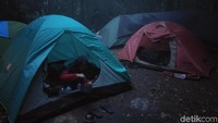 Ada beberapa titik tanah lapang yang bisa dijadikan tempat berkemah di sekitar puncak. Di sini kami mendirikan tenda dan bermalam. (Idris/detikTravel)