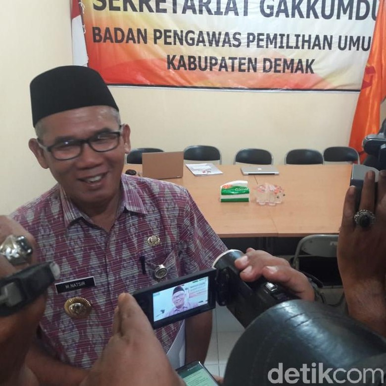 Bupati Demak Diperiksa Bawaslu Terkait Deklarasi Dukung Jokowi Bupati Demak Diperiksa Bawaslu Terkait Deklarasi Dukung Jokowi
