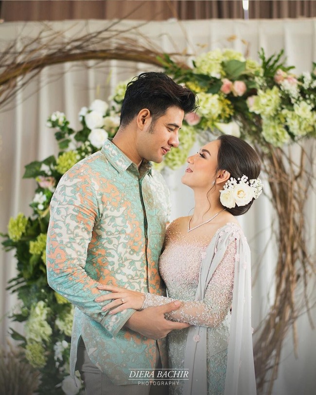 Aplikasi beads atau payet bernuansa pink pastel nampak mencuri atensi di atas brokat hijau. Belum lagi aplikasi selendang di bahu yang memberi kesan dramatis, pun elegan. Foto: Diera Bachir Photography