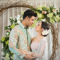 Aplikasi beads atau payet bernuansa pink pastel nampak mencuri atensi di atas brokat hijau. Belum lagi aplikasi selendang di bahu yang memberi kesan dramatis, pun elegan. Foto: Diera Bachir Photography