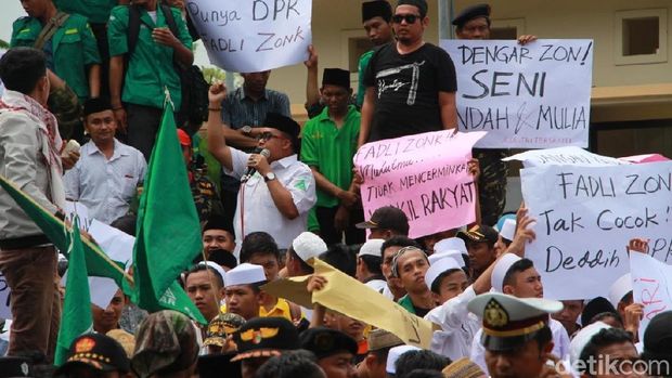 Ansor dan Santri di Probolinggo Turun Jalan Kecam Puisi Fadli Zon