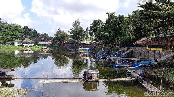 Berada di lahan seluar 47 hektar, danau ini sangat hijau dan adem. Inilah mengapa Situ Gede jadi salah satu wisata favorit Tasikmalaya. (Masaul/detikTravel) Berada di lahan seluar 47 hektar, danau ini sangat hijau dan adem. Inilah mengapa Situ Gede jadi salah satu wisata favorit Tasikmalaya. (Masaul/detikTravel)