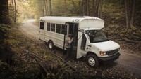 Seorang pria asal Toronto, Kanada, sangat suka berpetualang mendatangi tempat baru. Hal itu membuatnya menyulap bus miliknya menjadi sebuah rumah berjalan. Istimewa/Dok.Boredpanda.