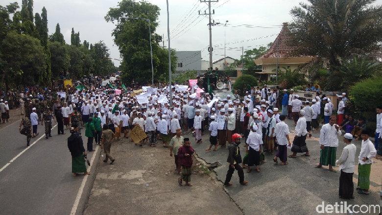 Ansor dan Santri di Probolinggo Turun Jalan Kecam Puisi Fadli Zon Ansor dan Santri di Probolinggo Turun Jalan Kecam Puisi Fadli Zon