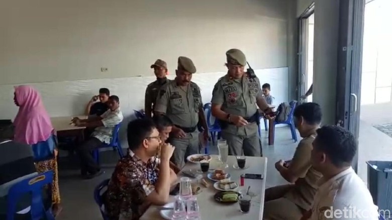 Satpol PP Pergoki Banyak PNS Aceh Nongkrong di Warkop Saat Jam Kerja Satpol PP Pergoki Banyak PNS Aceh Nongkrong di Warkop Saat Jam Kerja