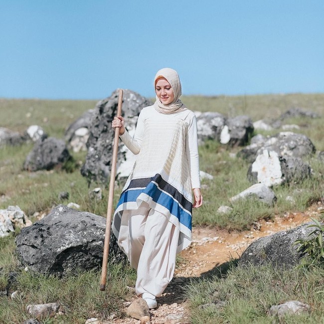 Ratna Galih memulai karirnya sebagai bintang iklan dan model, tak heran jika ia sudah terbiasa padu padan busana.  Foto: Instagram/RatnaGalih