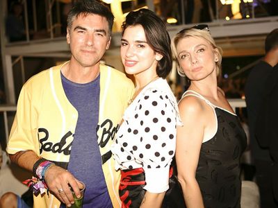 Family Goals! 8 Potret Keseruan Dua Lipa Bersama Keluarga