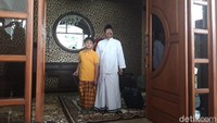 Tak hanya itu, Gus Ipul juga sempat memutar speaker portable yang berisi lantunan ayat-ayat suci Al Quran. Alat ini yang biasa menemaninya saat menghabiskan waktu di rumah.