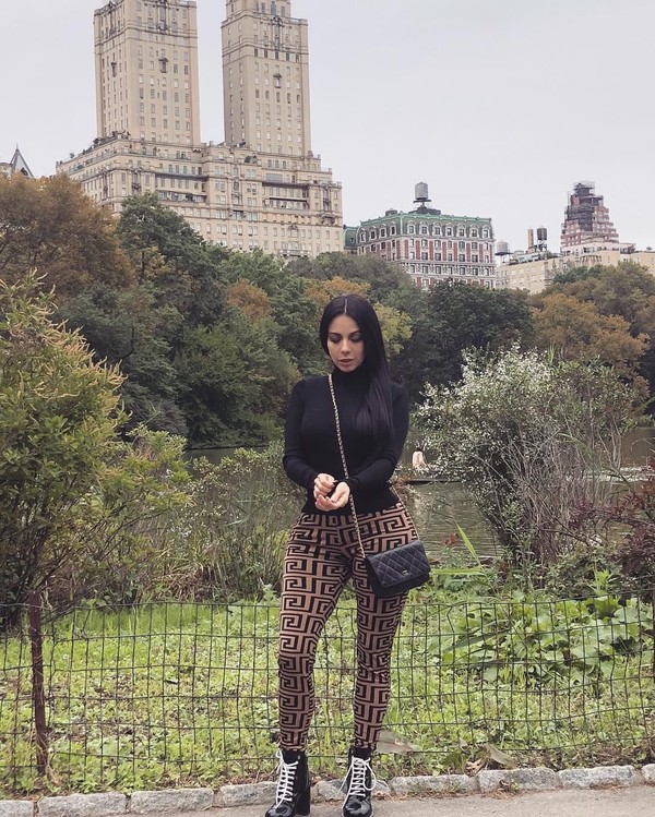 Gaya santai Jimena saat ke Central Park di New York (jimenasanchezmx/Instagram)