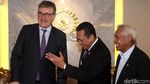 Senyum Cerah Bamsoet Saat Sambut Dubes Jerman di Senayan