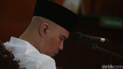 Tak Berkaos dan Blangkon Lagi, Ahmad Dhani Bersidang Pakai Peci