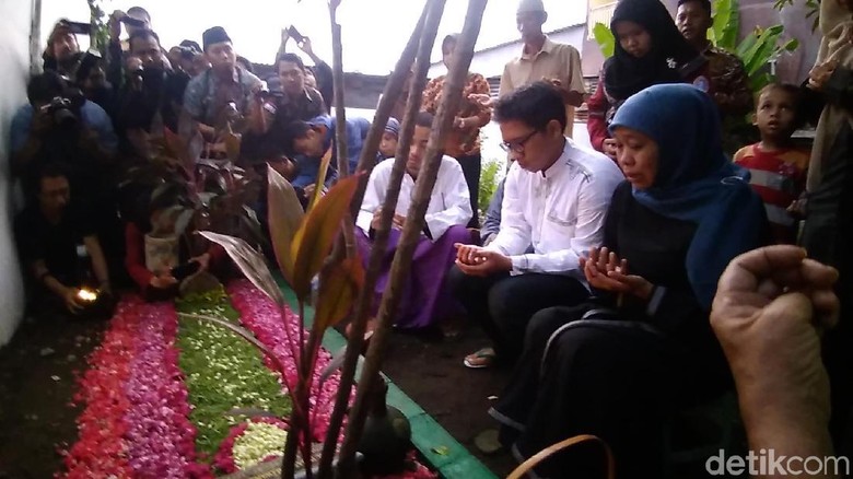 Ziarah Makam Jelang Dilantik, Khofifah Ingat Pesan Almarhum Suami Ziarah Makam Jelang Dilantik, Khofifah Ingat Pesan Almarhum Suami