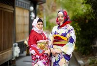 Hijabers yang Liburan ke Jepang Kini Bisa Sewa Kimono Sepaket dengan Hijab