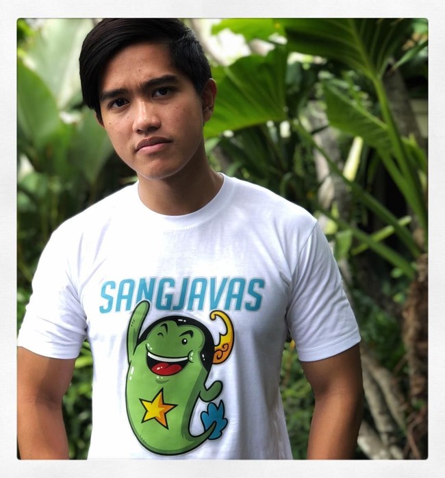 Terus dapat wejangan dari bapak, Le, mukamu kayak begini karena skincare yang kamu pake. Coba gak usah pake apa-apa dulu. Lagian kamu kan cuci muka kamu juga pake air waktu wudhu, tulis Kaesang. Foto: Instagram/@kaesangp