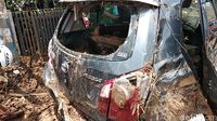 Tertimbun Puing Akibat Tanggul Jebol, Mobil Korban Rusak Parah