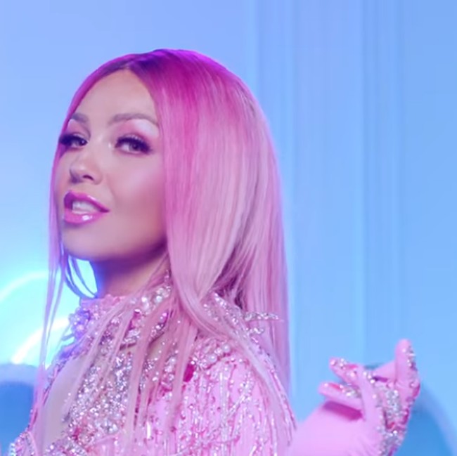 Mengenakan wig warna pink, Thalia makin terlihat seperti boneka Barbie hidup. Foto: Screenshot YouTube/ Thalia