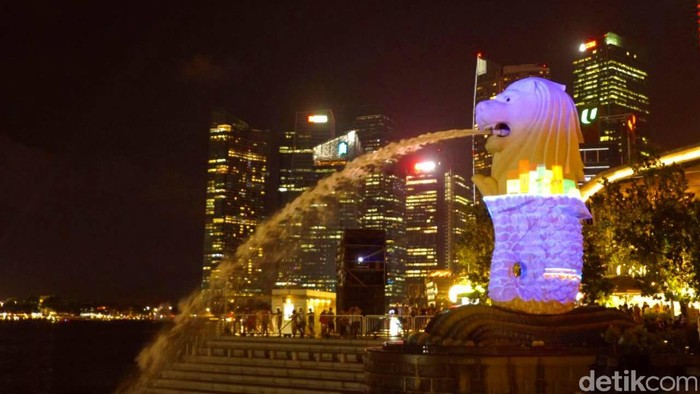 Patung Merlion di Malam Hari