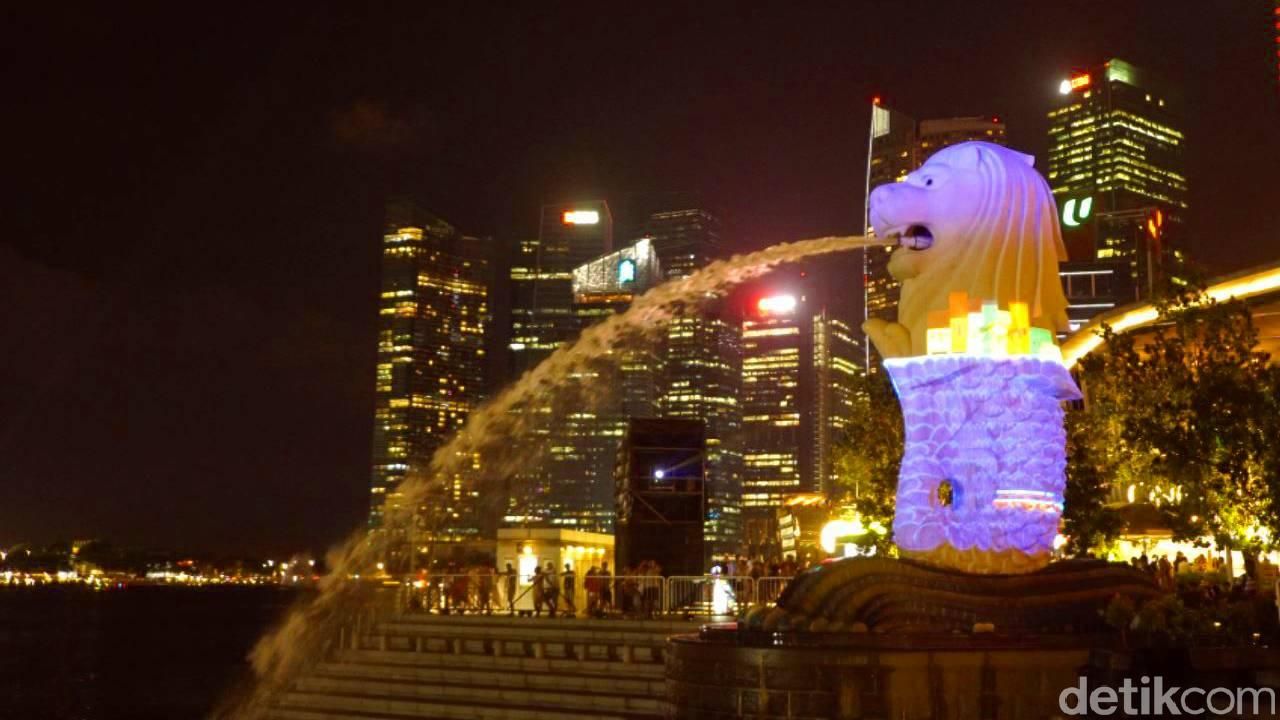 Patung Merlion di Malam Hari