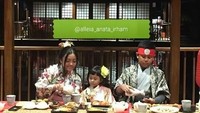 Mengenakan kimono, Alleia dan saudaranya sedang menikmati makanan Jepang termasuk teh hangat. Foto: Instagram@alleia_anata_irham
