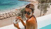 Saat Christine Andrew di Ibiza, Spanyol. (hellofashionblog/Instagram)