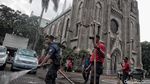 Aksi Petugas Damkar Bersih-bersih Katedral