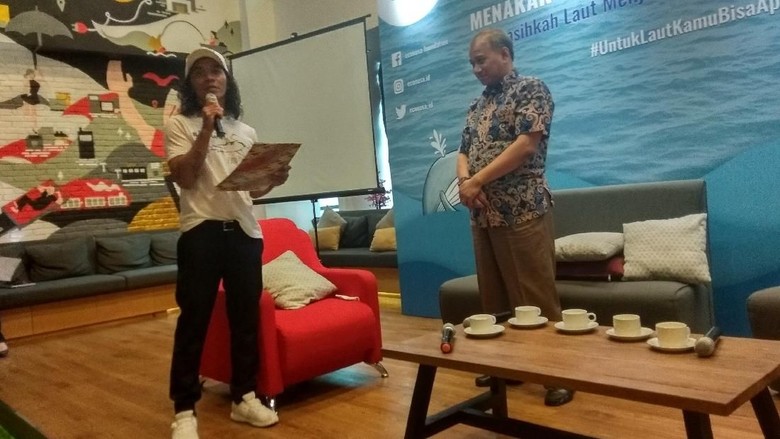 Singgung Sampah Plastik, Kaka Slank Sampaikan Surat Laut untuk Capres Singgung Sampah Plastik, Kaka Slank Sampaikan Surat Laut untuk Capres