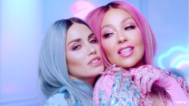 Menurut Thalia, lirik lagunya justru ingin membuat para pendengarnya merasa lebih berdaya dan tangguh. Khususnya wanita. Foto: Screenshot YouTube/ Thalia