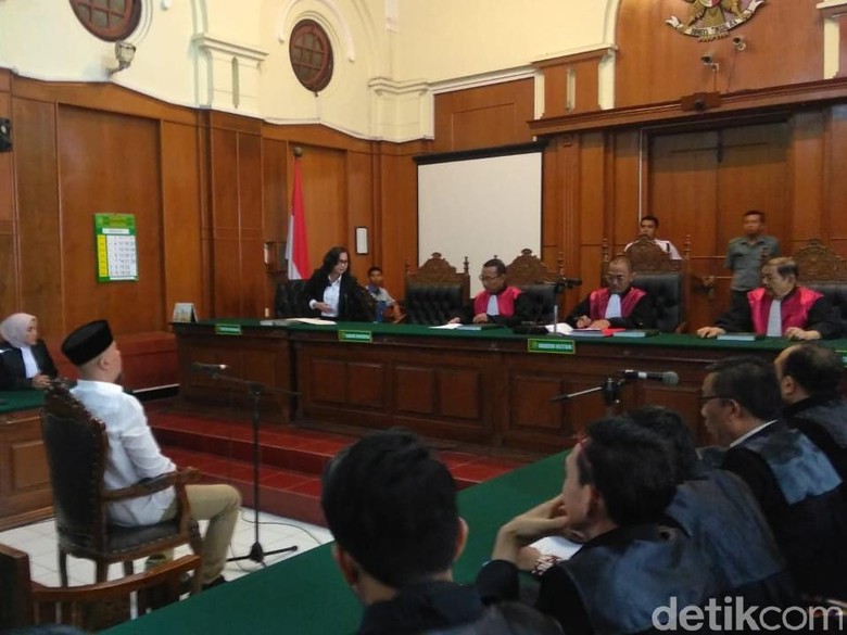 Sidang 30 Menit, Tim Pengacara Dhani Paparkan 5 Keberatan Kasus Idiot Sidang 30 Menit, Tim Pengacara Dhani Paparkan 5 Keberatan Kasus Idiot