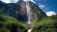 Angel Falls berada di ujung Gunung Auyantepui yang ada di dalam Taman Nasional Canaima, Guayana, Venezuela (iStock)
