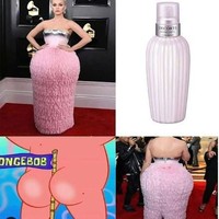 Bentuk gaun yang kaku juga mengingatkan kita dengan botol parfum, atau malah bokong Patrick Star di film kartun Spongebob Squarepants. Di antara meme-meme ini, mana yang jadi favoritmu? Foto: Istimewa