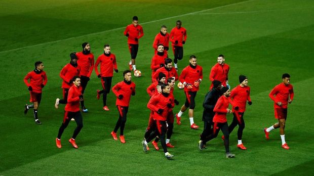 Para pemain PSG saat menjajal lapangan Stadion Old Trafford jelang lawan Manchester United. (