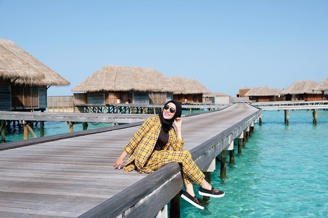 Saat berlibur, pastikan memilih hijab berbahan nyaman. Jika tidak mau membawa banyak hijab, pilih hijab berbahan netral sehingga bisa cocok dipadukan ke banyak warna. Foto: Instagram/RatnaGalih