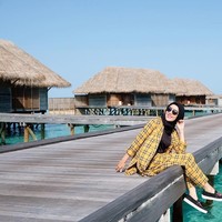 Saat berlibur, pastikan memilih hijab berbahan nyaman. Jika tidak mau membawa banyak hijab, pilih hijab berbahan netral sehingga bisa cocok dipadukan ke banyak warna. Foto: Instagram/RatnaGalih