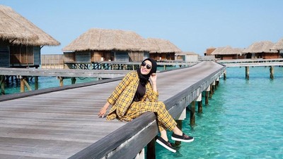 Foto: Gaya Traveling Ala Ratna Galih, Inspirasi Buat Para Hijabers