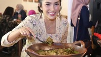 Bakoel Ussy milik artis Ussy Sulistiawaty berkonsep warteg kekinian. Pengunjung bisa mencicip cumi lombok ijo, empal gepuk, paru bacem, hingga gabus pete di rumah makan istri Andhika Pratama ini. Foto: Instagram bakeolussy