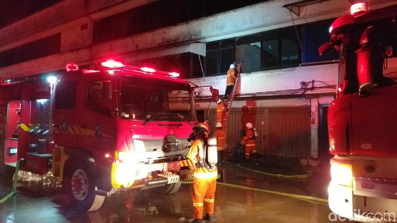 Gudang Karpet di Surabaya Terbakar, Dua Bronto Skylift Diterjunkan Gudang Karpet di Surabaya Terbakar, Dua Bronto Skylift Diterjunkan