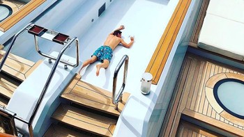 Bersantai di kapal pesiar mewah. Foto: Instagram