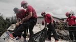 Petugas Damkar Bikin Istiqlal Makin Bersih