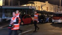 Tabrakan antara dua rangkaian trem ini terjadi di pinggiran Paris pada Senin (11/2) malam waktu setempat. Foto: Photo by Philippe DUPEYRAT/AFP