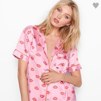 Piama menjadi salah satu kado Valentine manis yang disukai wanita. Anda dapat memilihkan piama dengan warna atau motif yang biasanya disukai pasangan. Pilihan menariknya seperti ini bisa ditemukan di gerai Victorias Secret. Foto: Victorias Secret