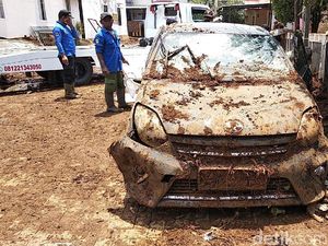 Penampakan Mobil Rusak dan Berlumpur Akibat Tanggul Jebol