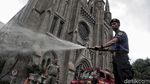 Aksi Petugas Damkar Bersih-bersih Katedral