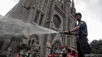 Tak hanya Gereja Katedral Jakarta, petugas pemadam kebakaran juga akan membersihkan Masjid Istiqlal yang berada di seberang gereja tersebut.