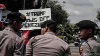 Sejumlah polisi berjaga-jaga untuk mengamankan aksi yang dilakukan oleh Kelompok Solidaritas untuk Venezuela agar tetap berjalan aman.