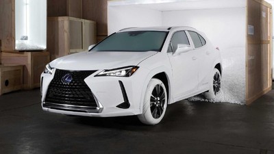 Ban Putih Lexus ala Sepatu Kets Nike
