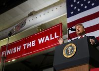 Trump Ngotot Bangun Tembok Batas, Benarkah AS dalam Bahaya?